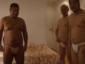 ä¸‰äººã®ãƒãƒƒãƒãƒ£ãƒªãƒ›ãƒ¢è¦ªçˆ¶ãŒè¤Œã‚’ã—ã‚ç”·ã®ä½“ã‚’å‘³ã‚ã„ã¤ãã™ï¼[ãƒ•ãƒ³ãƒ‰ã‚·ã€€ gay porn blowjob asian